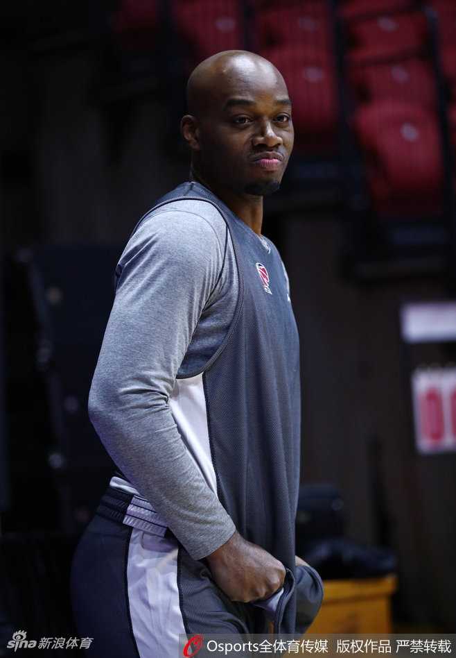 韦弗在场边拉伸，背景中的兰德里表情鬼马，两位火箭旧将的互动成为训练场外最有趣的风景线。