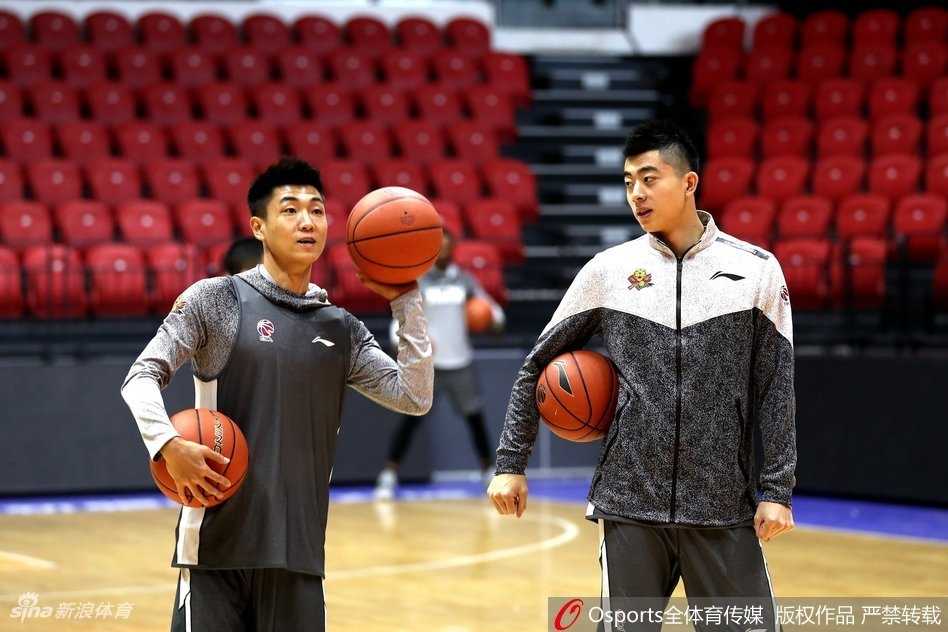 面对镜头，兰德里做出夸张的鬼脸，咧嘴大笑的神态仿佛不是在备战揭幕战，而是在参加一场篮球嘉年华。