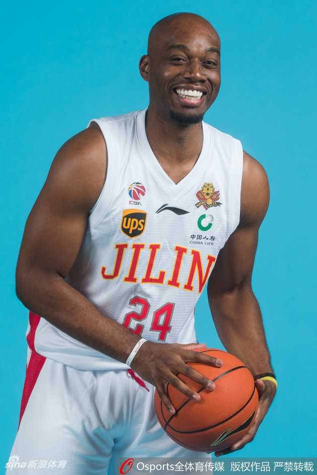 崔晋铭、柴长易、李安等国内球员身穿白色队服并肩站立，他们整齐划一，面带微笑，展现出东北虎本土力量的团结与朝气。