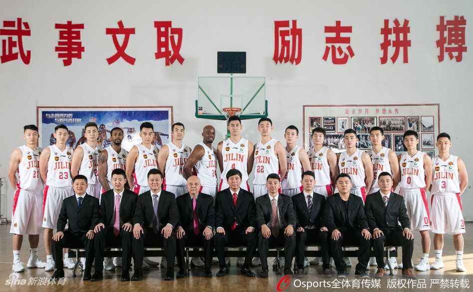 韦弗在拍摄中展现冷酷一面，他表情专注，眼神坚毅，手臂肌肉线条分明，仿佛已经瞄准了新赛季的篮筐，准备随时发射致命三分。