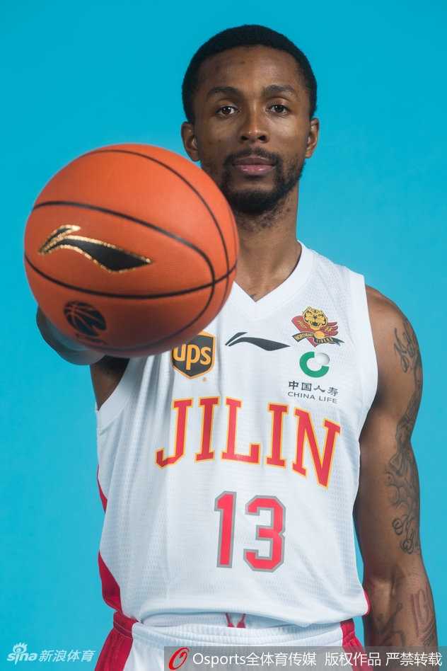 吉林男篮全队大合影，球员们或坐或站，队形错落有致，兰德里在人群中依然不忘搞怪，让整张全家福充满了生动的生活气息。