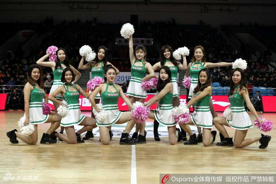 镜头定格在啦啦队员的甜美笑容上，青春气息扑面而来