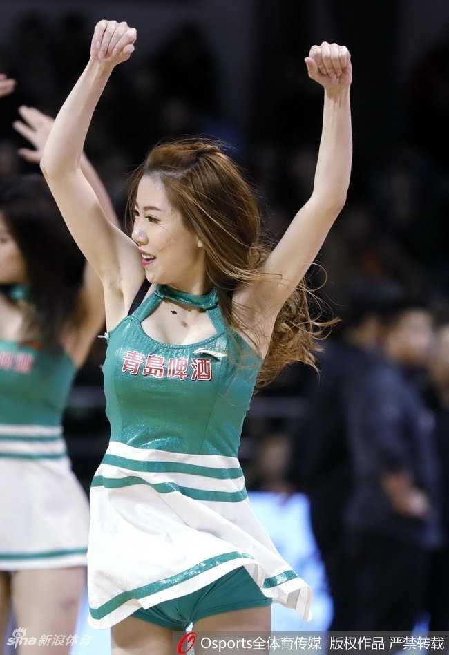 镜头捕捉到一位队员高高跃起的瞬间，充满力量与美感