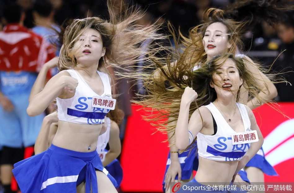 中场休息时，篮球宝贝们摆出整齐的队形，她们动作舒展，面带微笑，在球馆的灯光下显得格外耀眼，让紧张激烈的比赛间隙充满了轻松和愉悦。