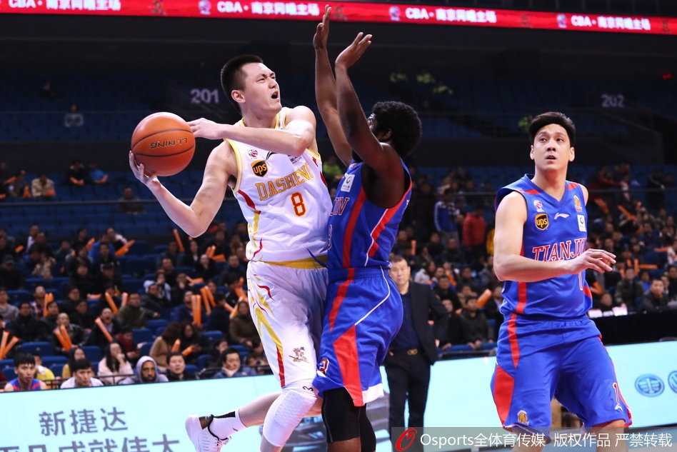 同曦队郭一飞高高跃起出手三分，皮球在空中划出优美弧线，防守球员只能望球兴叹，这一刻他仿佛化身为球场上的主宰。