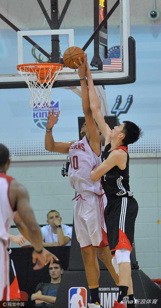 面对身高臂长的对手，周琦毫不畏惧地跃起封盖，修长的身体在空中形成一道难以逾越的屏障。