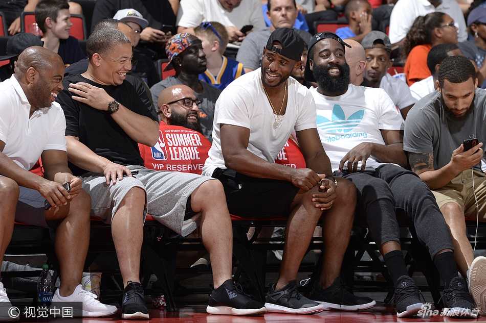 火箭当家球星哈登与保罗并肩坐在场边，目光炯炯地注视着场内的一举一动，仿佛两位导师在审视未来战友的实战报告。