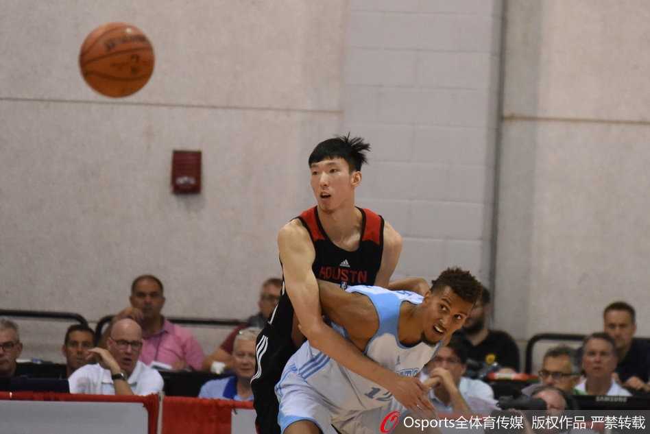 周琦在骑士队球员上篮瞬间，奋力跃起送出排球大帽，防守威慑力尽显