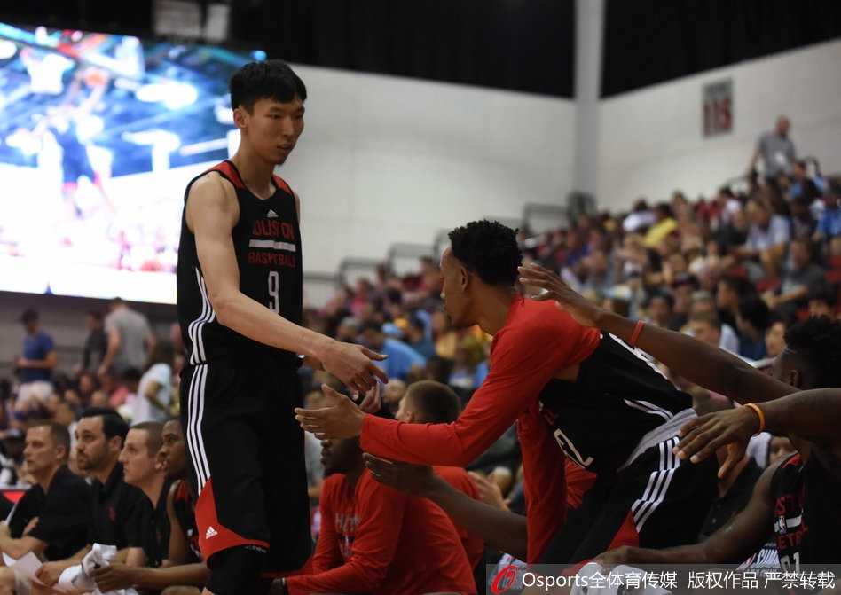 周琦在防守成功后迅速埋头回追，全力冲刺参与球队快速回防