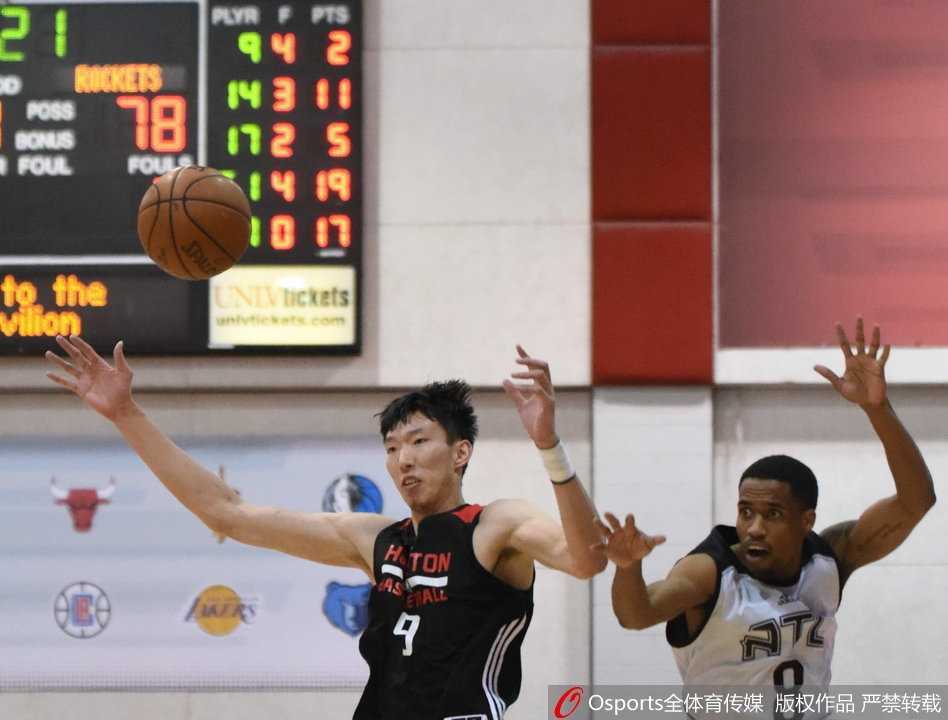 周琦在对手完成扣篮后毫不动摇，立即投入到下一次防守中，眼神坚毅地盯防持球人