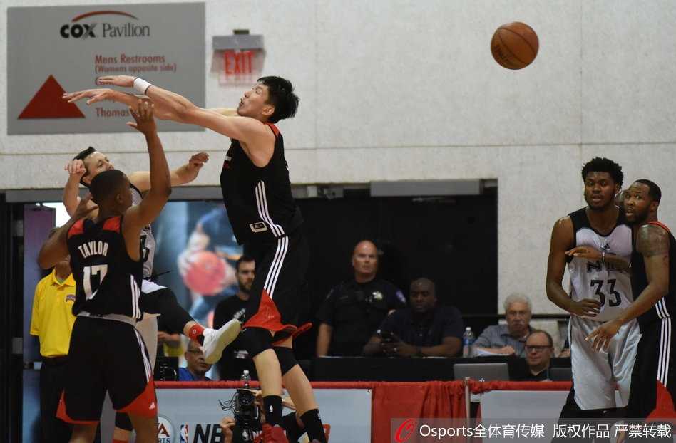 面对对手的强势突破，周琦毫不畏惧，用长臂干扰对手上篮，展现出篮下防守的强硬姿态