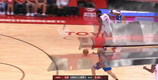 哈登持球推进，面对防守人他巧妙地送出一记击地传球，皮球精确地找到了空切篮下的周琦，后者接球轻松完成双手暴扣，这次精妙配合引爆了全场。