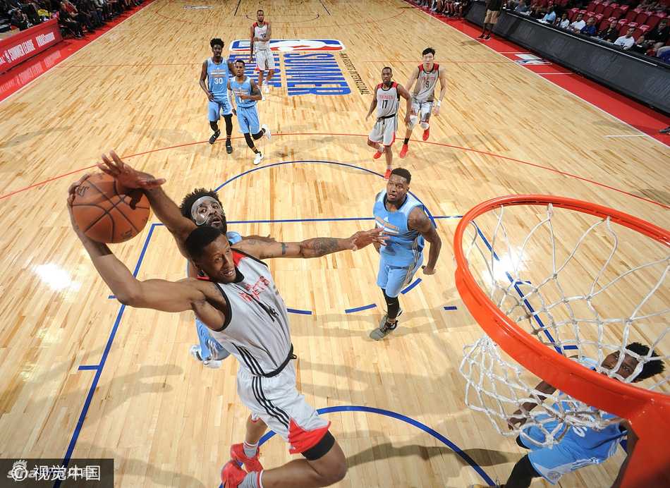 比赛中周琦低位要球，他利用脚步卡住防守球员，伸手示意队友传球，眼神坚定。