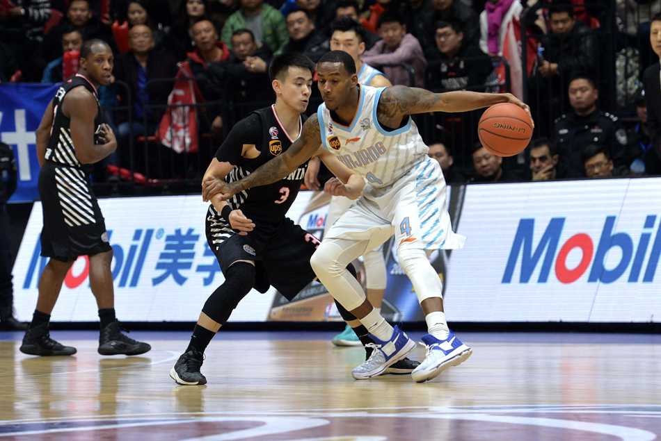 新疆队员们在获胜后激动地拥抱在一起，他们脸上洋溢着胜利的喜悦，共同庆祝这场来之不易的客场胜利。