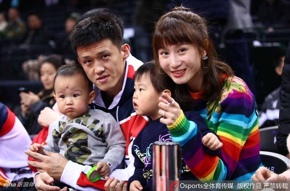 刘美怀抱着年幼的儿子，眼神中透露出母性的温柔，周鹏则坐在一旁看向远方，画面中既有篮球赛场的激情，又有家庭生活的宁静祥和