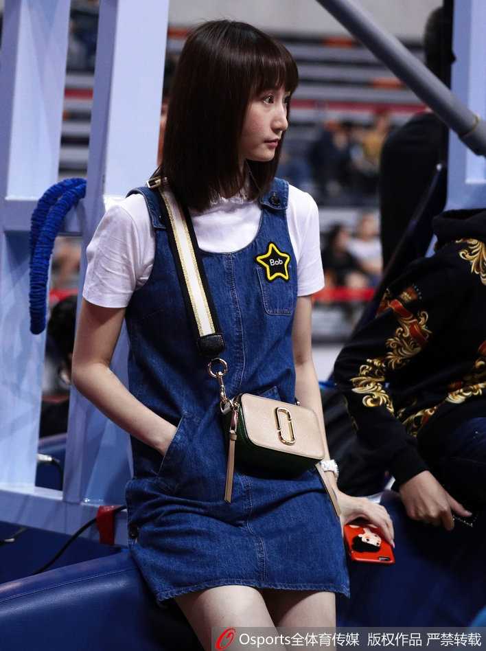 赛场激战正酣，刘美托腮凝望，神情专注而温柔，仿佛能透过激烈的对抗，看到那个陪伴她走过整个青春的篮球少年。