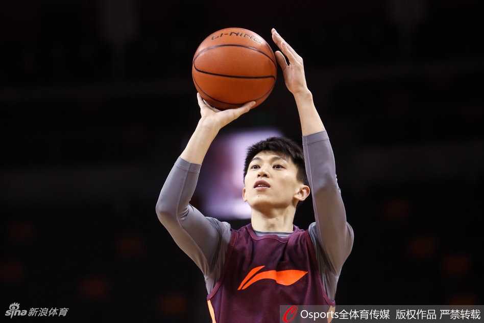 主帅雅尼斯在场边双手拢嘴，声嘶力竭地向场内布置战术，面对人员不整的困局，他试图用激情点燃每一名球员的斗志。