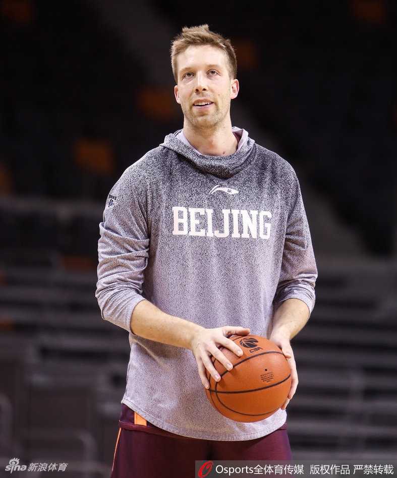 替补席上，一名年轻球员紧握双拳，目光炯炯地望向场内，他的眼神里没有迷茫，只有随时准备上场拼杀的渴望。