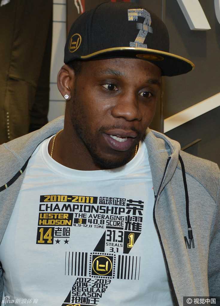 在商场内，哈德森与幸运球迷进行投篮互动，他像队友一样为投中的球迷鼓掌，现场仿佛变成了他的个人球迷见面会