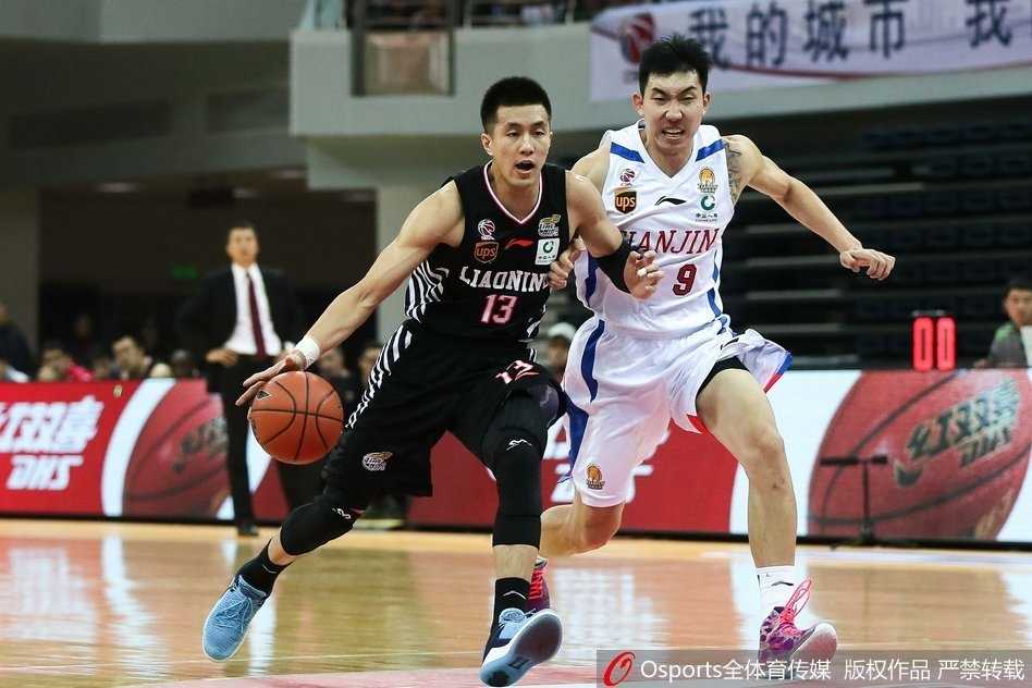 霍尔曼内线强攻韩德君，两人肌肉碰撞瞬间火星四溅