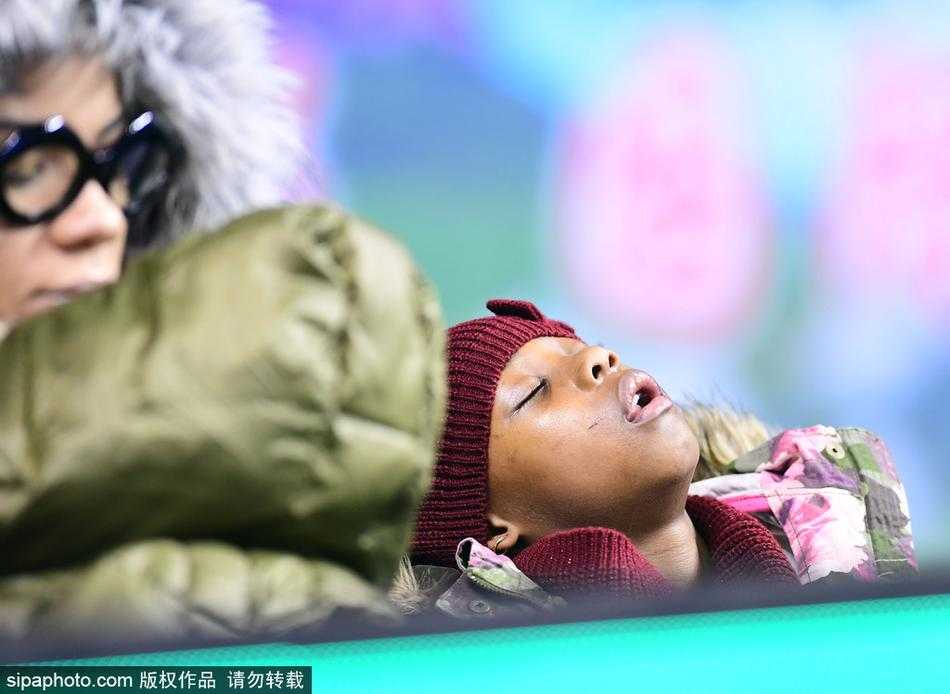 酣睡的小女孩被包裹得像个可爱的粽子，紧紧依偎在母亲温暖的怀抱中。她的梦乡里没有篮球和哨声，只有妈妈熟悉的心跳声。