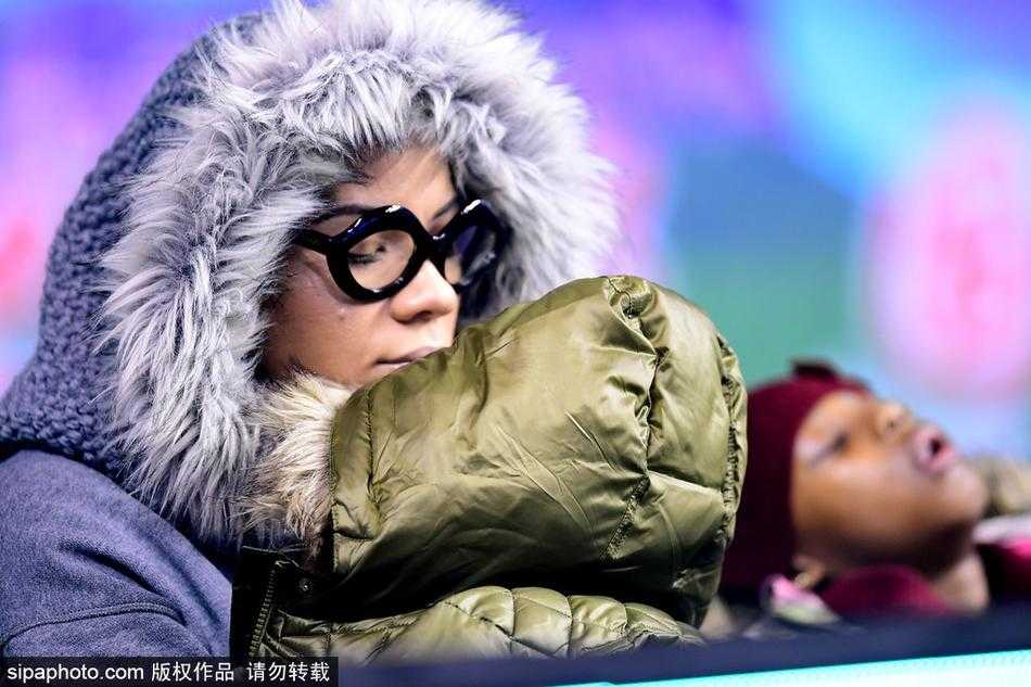 比赛紧张进行中，哈德森妻子偶尔将目光投向场内，搜寻着那个熟悉的一号身影。怀里熟睡的女儿重量，似乎也承载着对丈夫满满的牵挂与支持。