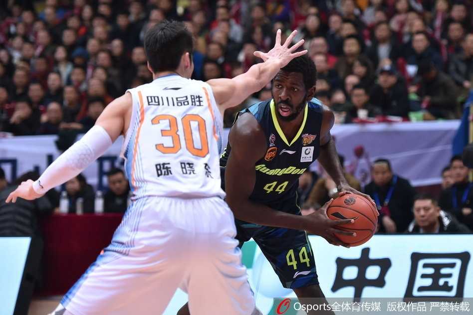 易建联与哈达迪额头相抵，两人互不相让，空气瞬间凝固，裁判急忙冲上前将两人分开。