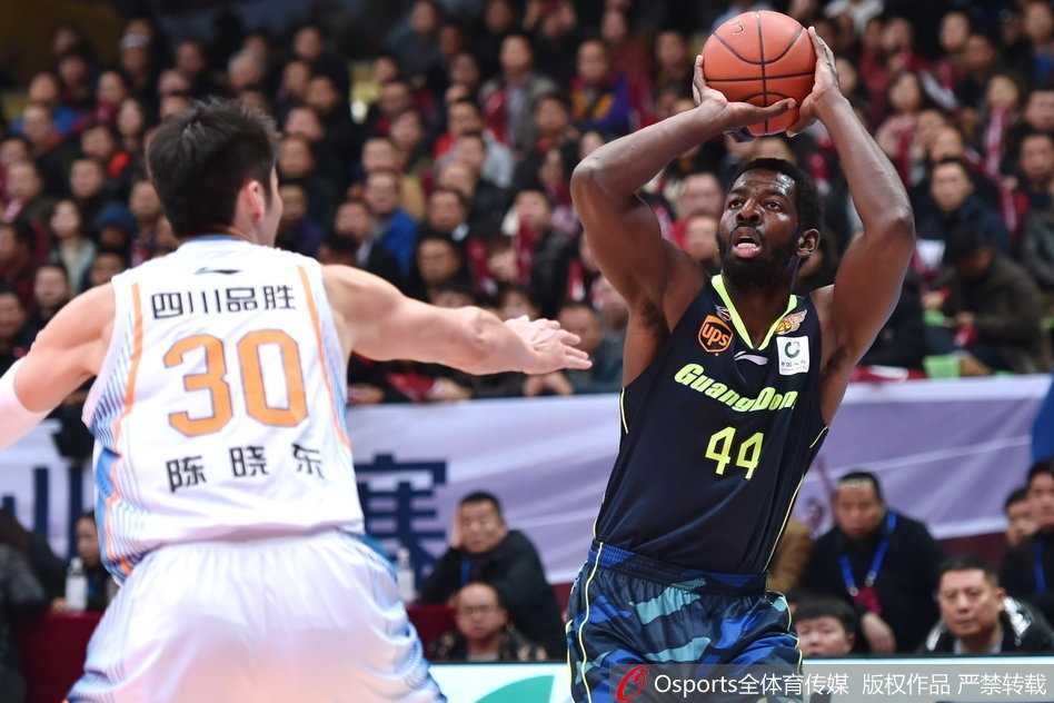 富兰克林面对防守急停跳投，皮球划出美妙弧线，这一刻他是四川队最锋利的尖刀。