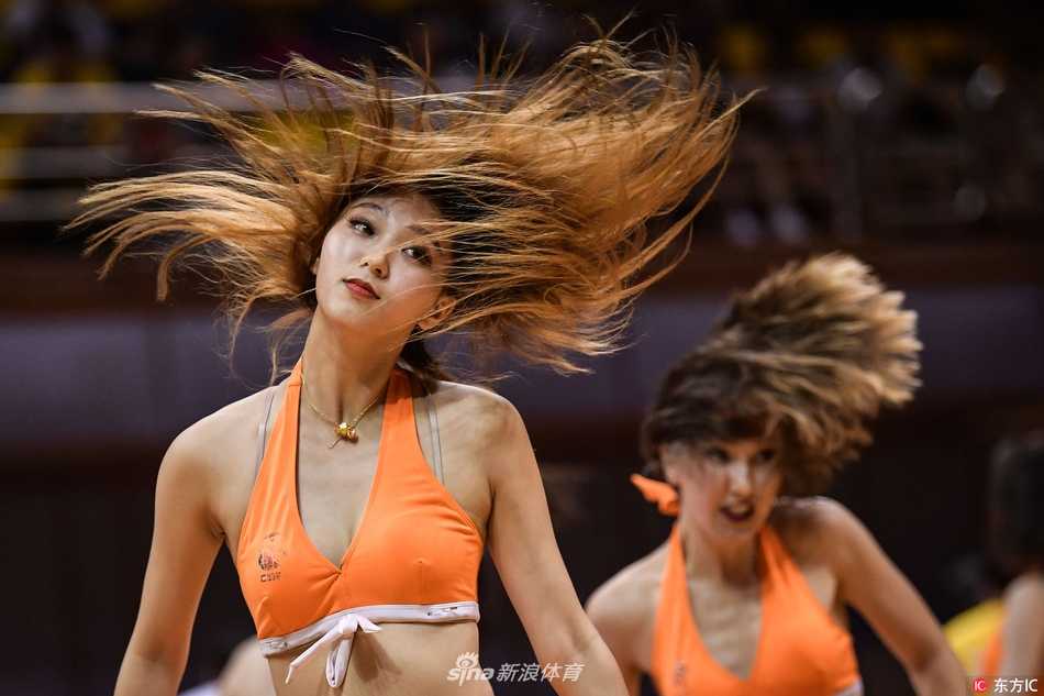 身着金色闪亮队服的啦啦宝贝们在场上跃起，马尾辫随着动感节奏在空中划出活力弧线