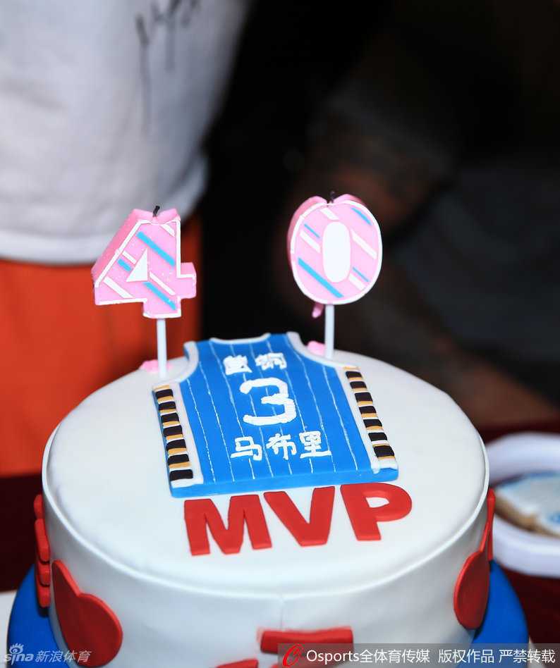 马布里手持话筒面对镜头侃侃而谈，神情专注而坚定，身后是热情的球迷，他正在向外界传达自己希望‘再战一年’的强烈意愿和对北京的眷恋。