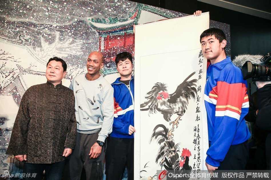 北京球迷们将马布里之家挤得水泄不通，他们高举着生日海报和‘MVP’标语，脸上洋溢着热情的笑容，只为近距离向这位城市英雄道一声‘生日快乐’。