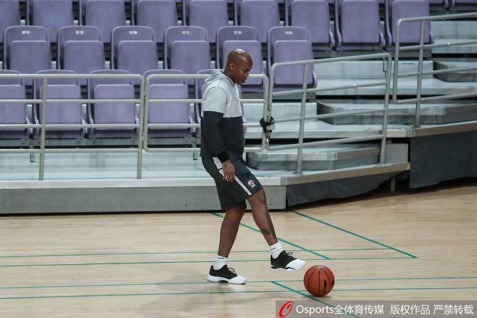 训练场上，马布里在完成一次高难度上篮后身体失去平衡，却依然保持着出手后的紧张姿态，背景是虚化的北控队友和教练组，这一刻的力量与柔韧让人忘记了他的年龄。