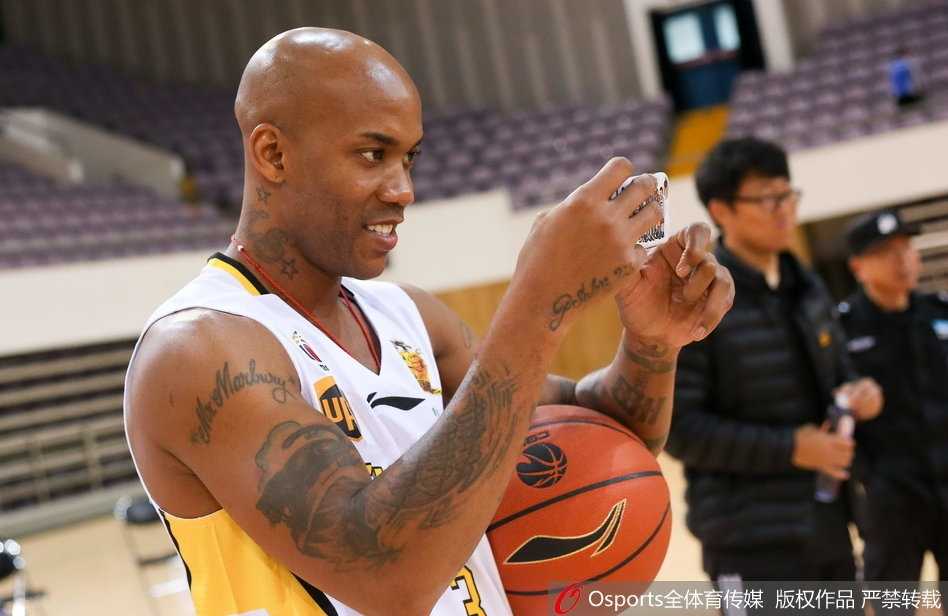 队友们在镜头前搞怪合影，大家不约而同地比出“剪刀手”，这种轻松愉快的氛围，正是北控队在新赛季团结一心、其乐融融的最好证明。