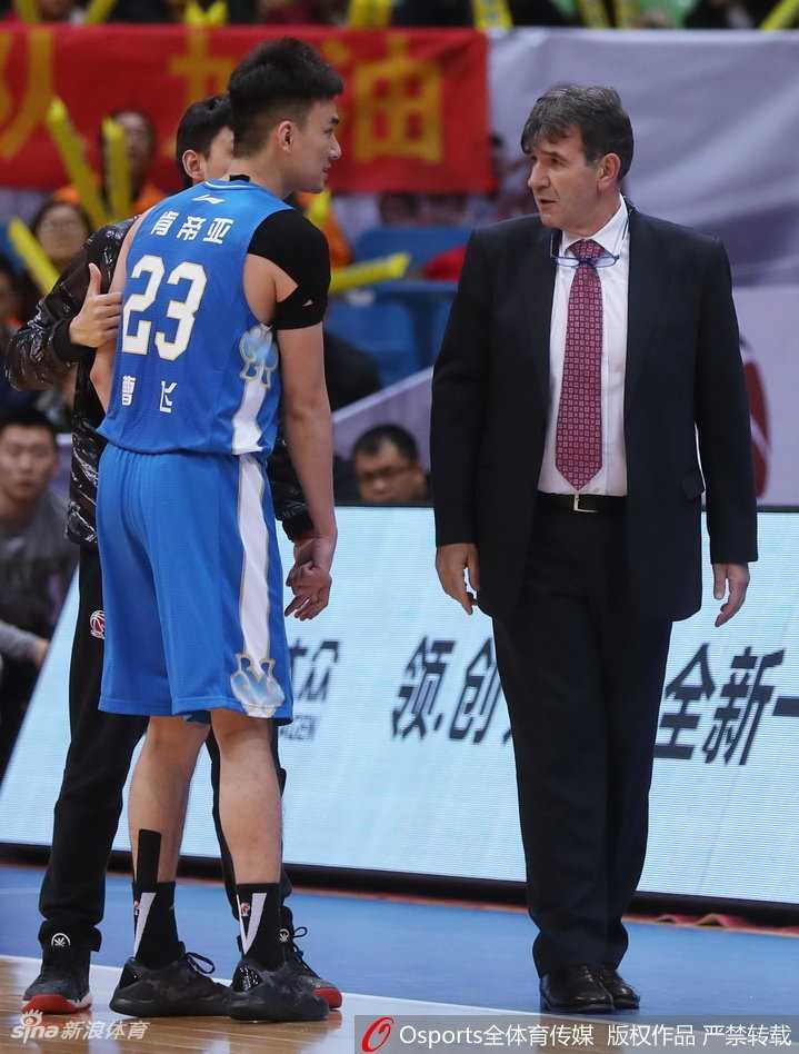 迪奥古平地而起怒灌篮筐，防守者只能望其项背，这记暴力劈扣点燃了全场观众的激情。