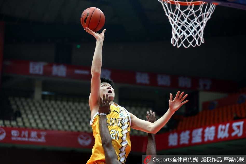 四川队外援富兰克林如猎豹般持球强行突破，面对广厦多人包夹毫无惧色，篮下战况一触即发。