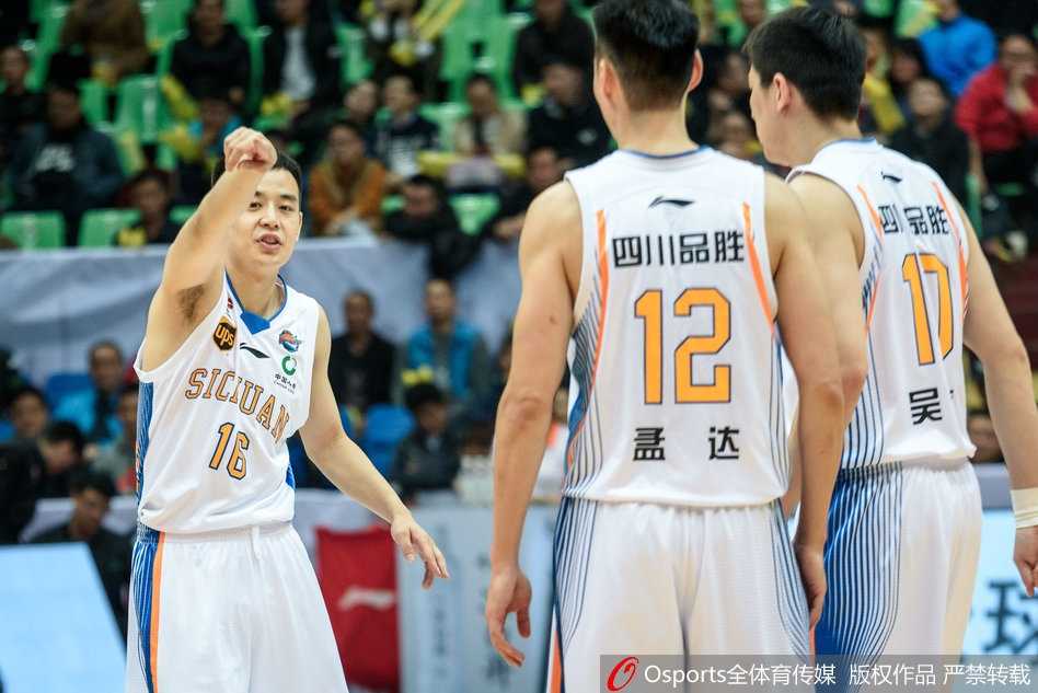 老将孟达外线持球，面对防守人毫无惧色，手腕轻抖，皮球划出一道彩虹般的弧线直钻网窝，这一刻他是全场最冷静的杀手。