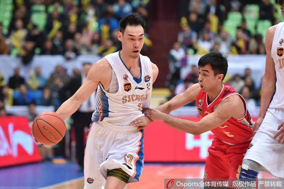 四川队外援哈达迪在八一队内线群中高高跃起，以一记势大力沉的单手劈扣震撼全场，眼神中充满了对胜利的渴望。