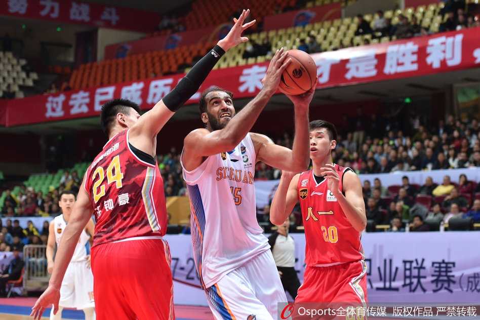 队长陈晓东在篮下用一个逼真的假动作晃起防守，随后稳健地将球放入篮筐，这次得分让四川队的分差首次扩大到两位数，点燃了主场球迷的热情。