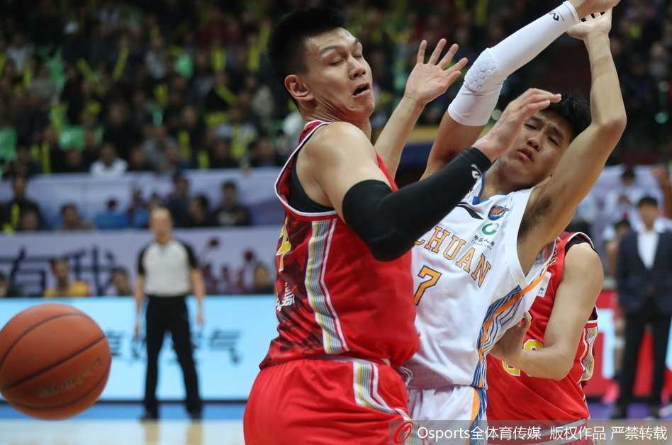 八一队年轻核心雷蒙面对严防毫无惧色，他加速突破后在空中与防守人对抗，艰难地将球抛向篮筐，眼神里写满了不服输的倔强。