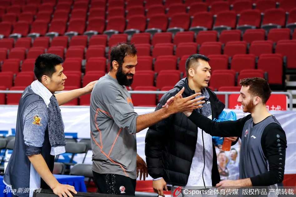 伊朗中锋哈达迪在训练中大汗淋漓，眼神专注地盯着篮筐，庞大的身躯在篮下展现出绝对的统治力。