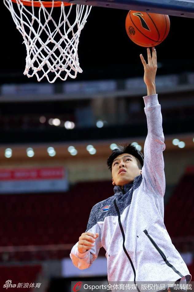 哈达迪在低位要球，他宽厚的背部完全卡住防守人，展现出扎实的篮下单打技术。