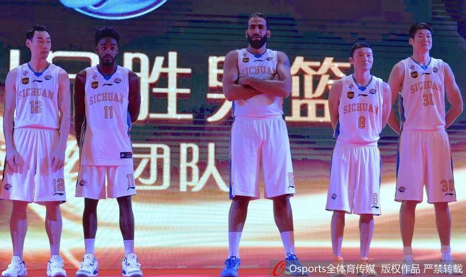 老将刘炜穿着白色衬衫接受采访，他微笑时眼角的皱纹记录着岁月的痕迹，举手投足间尽显一名球场指挥官从容不迫的风范。