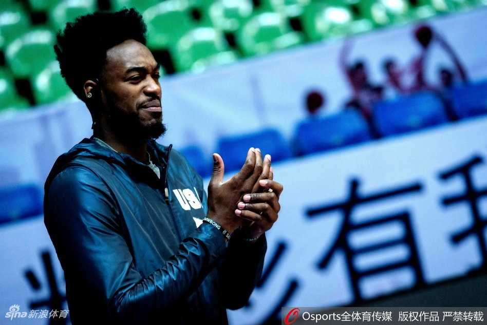 训练结束后，四川全队围在一起加油鼓劲，笑容洋溢在每个人的脸上