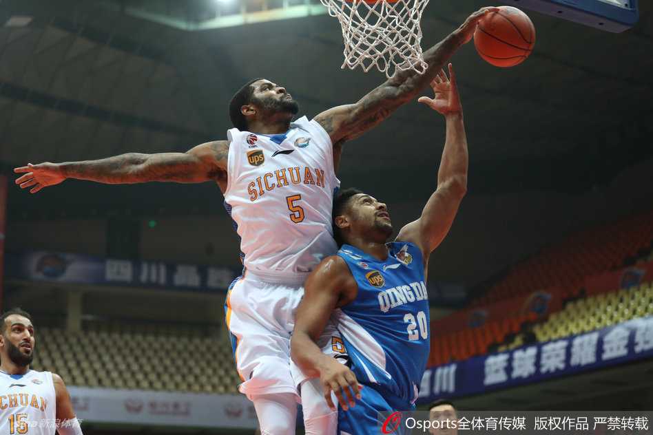 哈达迪调皮地跳上约什·史密斯的后背，双手紧紧搂住队友的脖子，两人在训练场上笑成一团，离别的愁绪在这一刻被深厚的友谊冲淡。