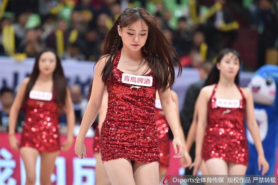 领舞的宝贝扎着高马尾，眼神专注，舞姿充满力量感，身后队友紧随节奏。