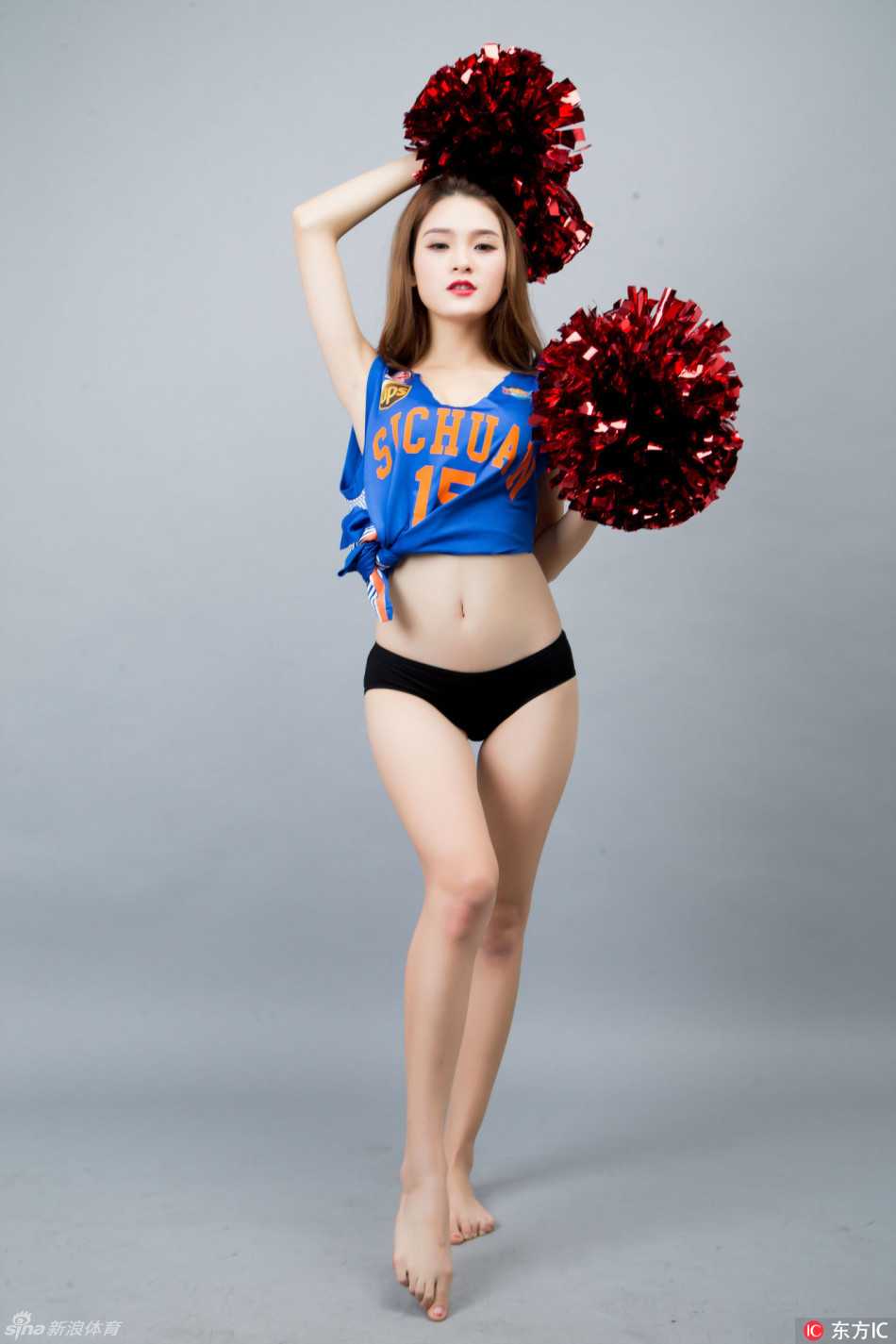 写真中宝贝双手叉腰，身后是四川男篮的训练馆，运动气息扑面而来