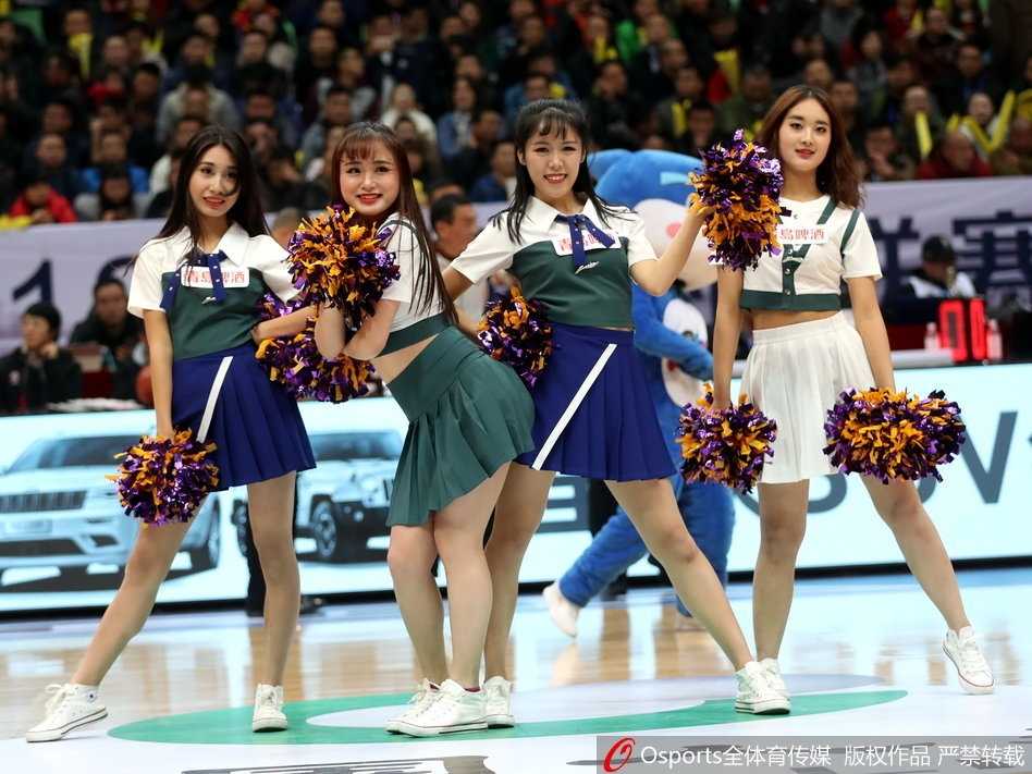 四川篮球宝贝们扎着利落的马尾辫，身着亮黄色短裙，在球场上腾空跃起，修长的腿部线条在聚光灯下格外抢眼，笑容比身后的记分牌更耀眼。