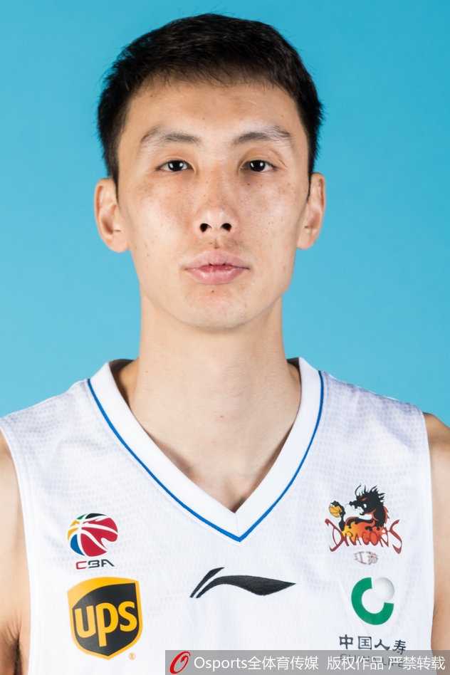 江苏肯帝亚队长易立在比赛中眼神坚毅，他张开双臂全力防守，仿佛在用身体筑起球队的防线，这位从南京走出的“瘦狗”在那一刻是江苏篮球最硬的脊梁。