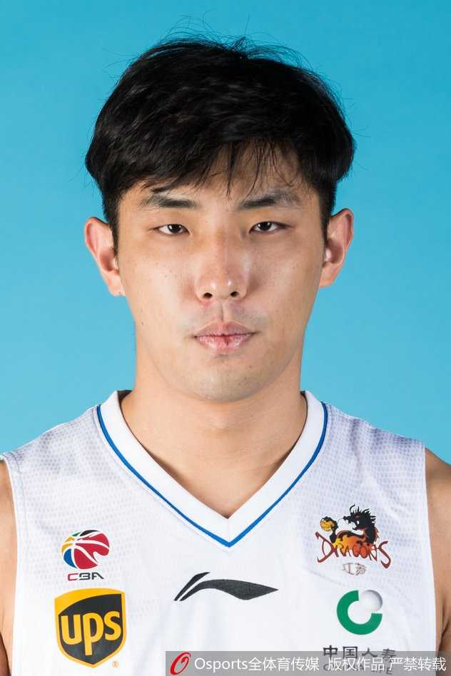 李原宇背身单打强硬顶开防守，肌肉碰撞的瞬间尽显力量之美。从广东到江苏，这位沈阳硬汉在肯帝亚找到了属于自己的天地，用一次次凿击内线为球队打开局面。