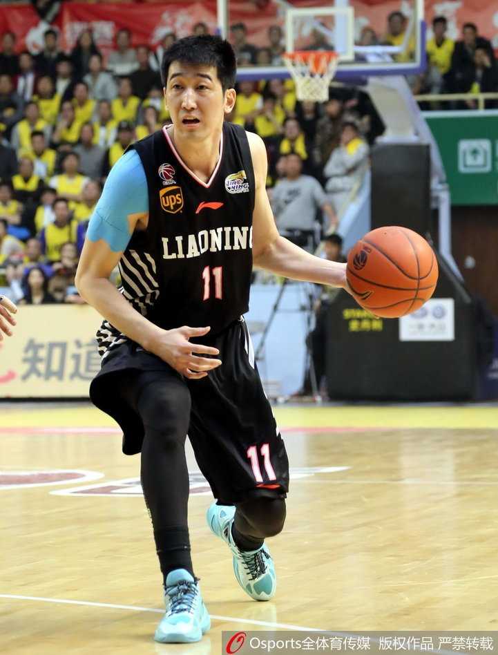 赵睿持球强行突破，面前是俞长栋和王子瑞的联手封堵，肌肉碰撞的声音仿佛穿透了屏幕，展现了训练对抗的激烈程度。